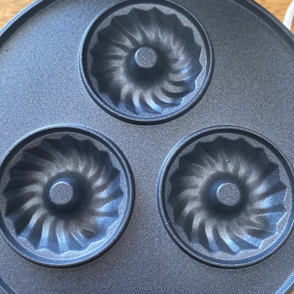 Nostalgia Mini Bundt Cake Maker - Picture 3 of 4